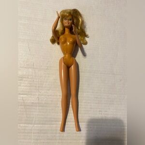 VTG Mattel bendable legs barbie twist and turn blonde hair and blue eyes